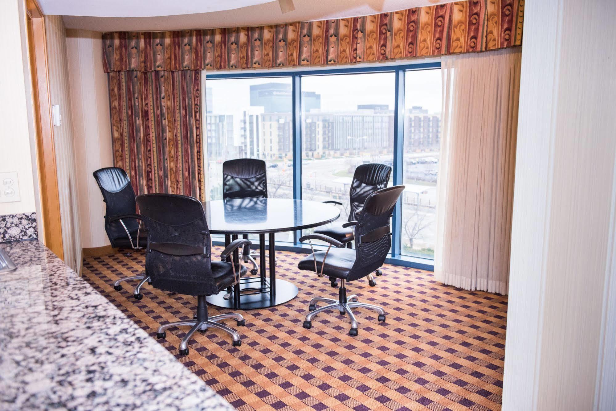 Embassy Suites By Hilton Minneapolis Airport Блумингтон Экстерьер фото